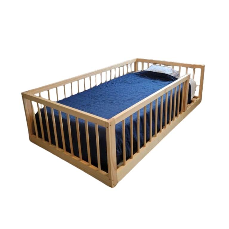 Montessori Tyke N Tots Queensize Vloerbed Ruwe Dennenhout met Poort