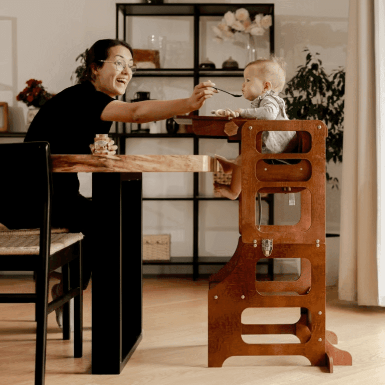 Duck Woodworks 2-in-1 Mid-Century Modern Omvormbare Peutertoren en Kinderstoel Honingglazuur