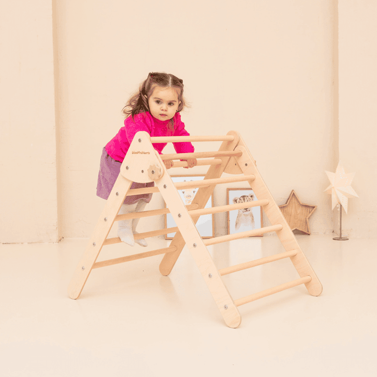 Montessori Wood and Hearts Opvouwbare Driehoek Standaard in Natuurlijk Hout