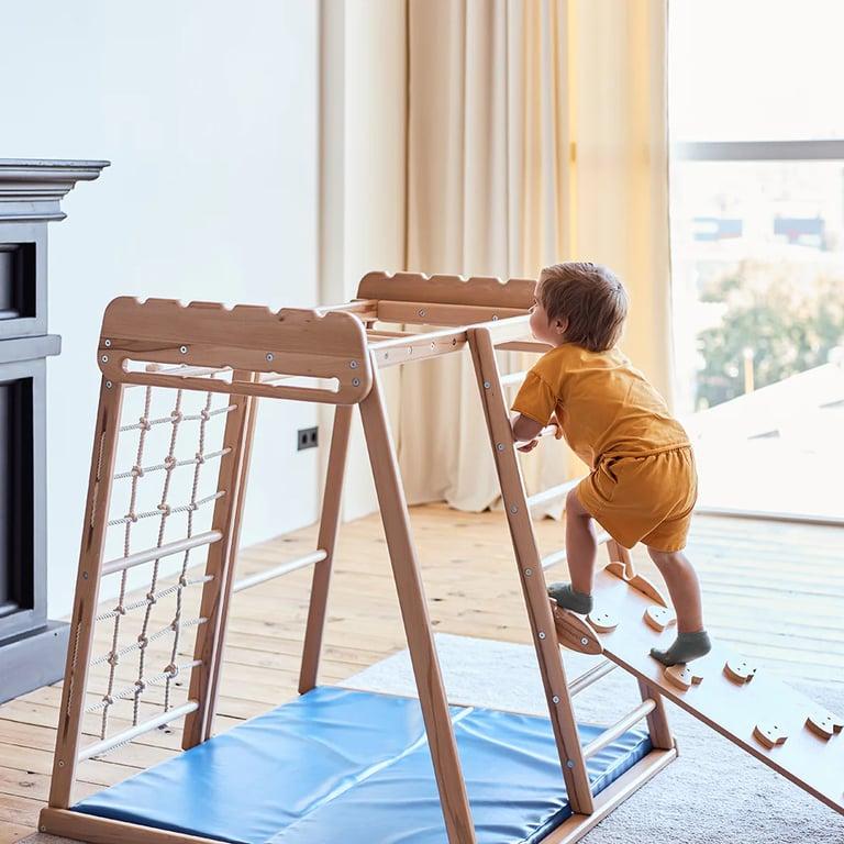 Montessori Wood and Hearts Binnen Jungle Gym met Trapeze, Helling en Mat