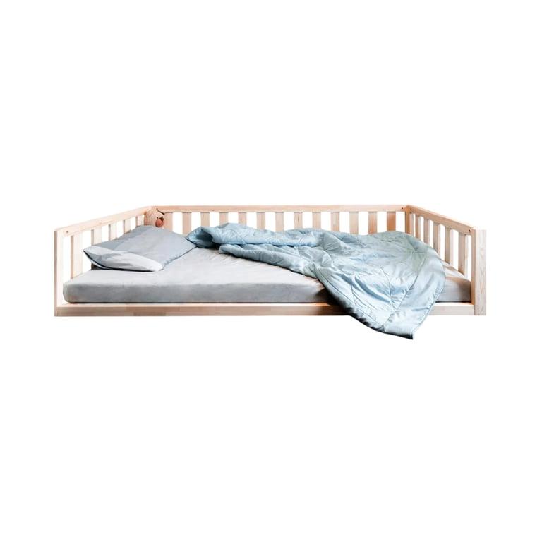 Montessori Roomix Klein Peuter Vloerbed 140 x 70 cm Volledig Open Voorzijde Met Rechte Hoeken en 41 cm Sperhoogte Natuurlijk Hout